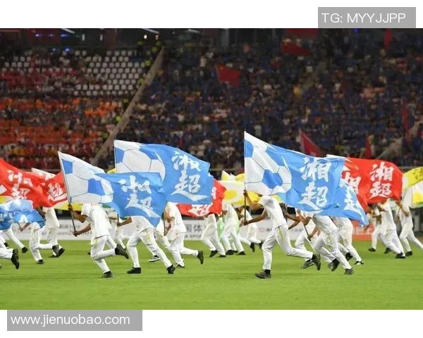 足球巨星重返故土再续辉煌传奇引发球迷热烈期待与欢呼 足球巨星重返故土再续辉煌传奇引发球迷热烈期待与欢呼