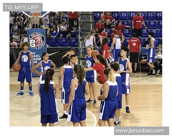 赛后复盘:上海篮球队与广州篮球队的团队协作与战术分析 赛后复盘:上海篮球队与广州篮球队的团队协作与战术分析